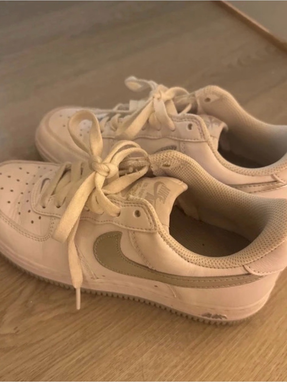 Nike Kids Low-Top Sneakers in White and Light Gray